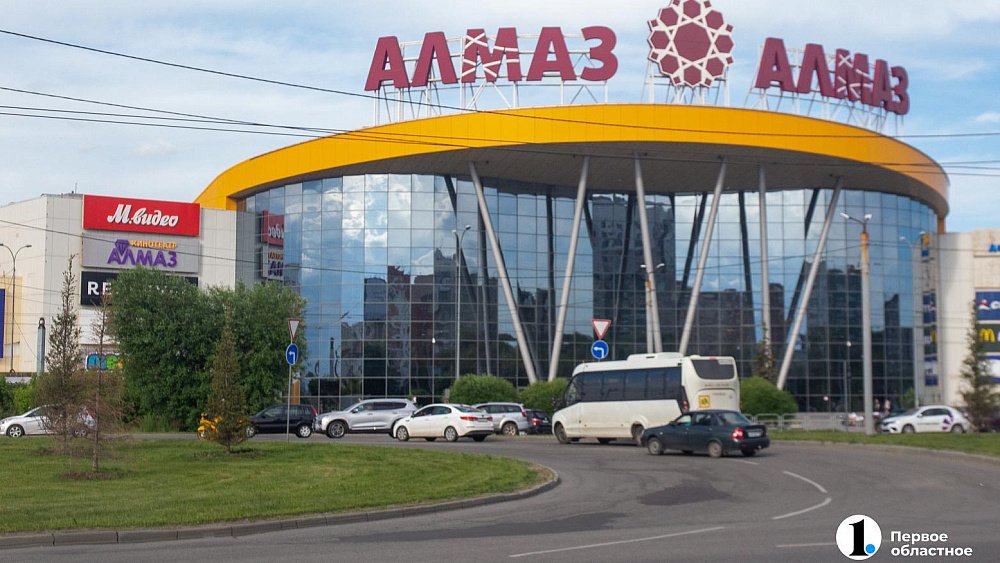 В Челябинске возле ТРК «Алмаз» взрослыми деревьями заменят 32 сухостойные ели