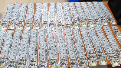 В челябинском аэропорту задержали женщину с 30 тысячами долларов