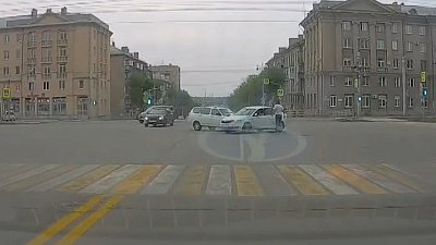 Авария в Магнитогорске попала в объектив видеорегистратора