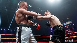 Боксер Марк Петровский нокаутировал Алехандро Соса на турнире в Челябинске