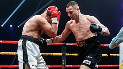 Боксер Марк Петровский нокаутировал Алехандро Соса на турнире в Челябинске