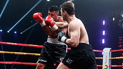 Боксер Марк Петровский нокаутировал Алехандро Соса на турнире в Челябинске
