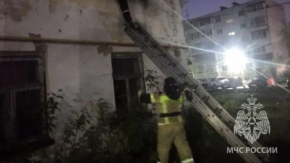 Шесть человек эвакуировали спасатели из горящего двухэтажного дома в Челябинске