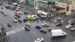 Автомобиль врезался в остановочный комплекс после ДТП в Челябинске