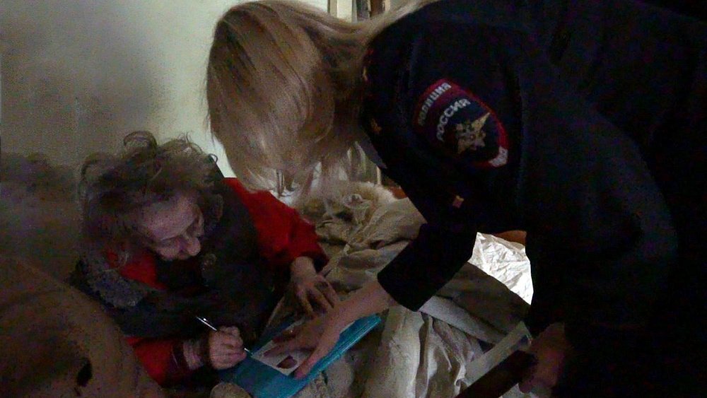 Челябинские полицейские вручили 82‑летней пенсионерке паспорт на дому