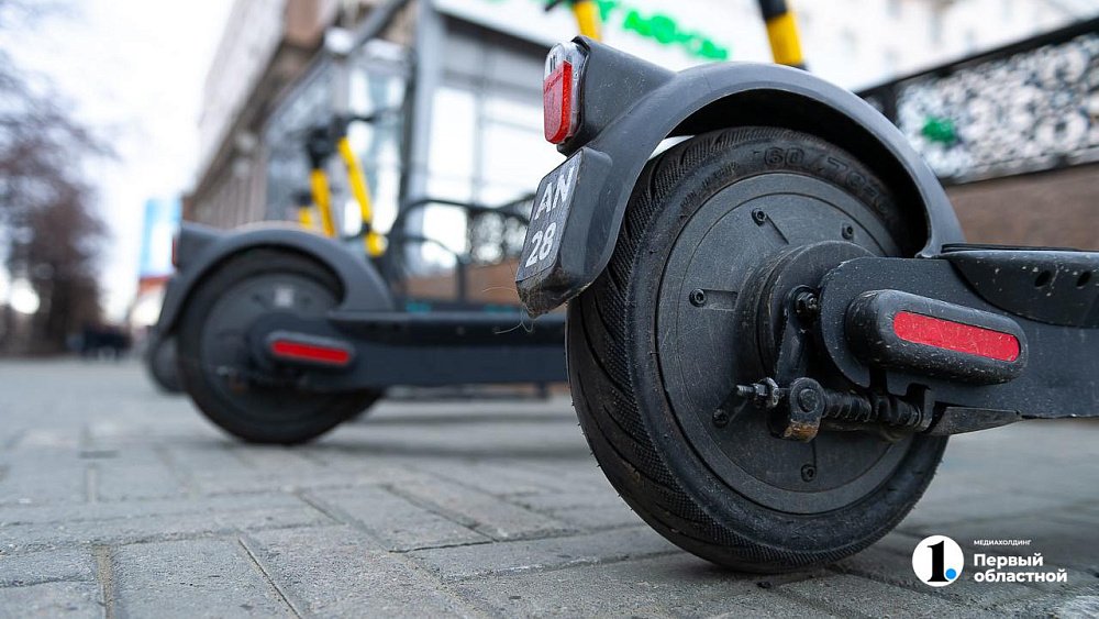 В Челябинске мужчина на электросамокате сбил пенсионерку и скрылся