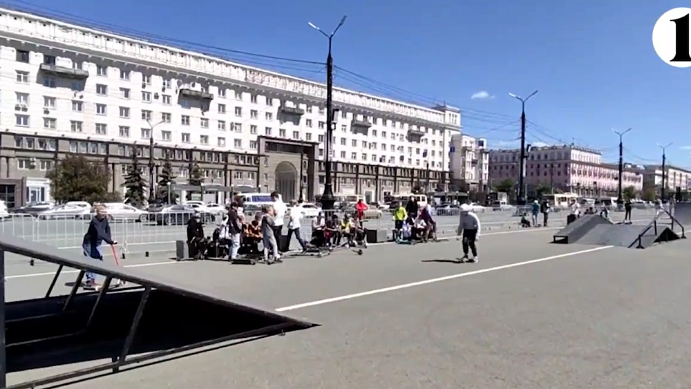 В Челябинске начали монтировать скейт-парк на площади Революции