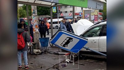 В Челябинске машина врезалась в остановку общественного транспорта