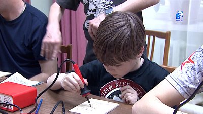 Детей-инвалидов учат выжигать картины по дереву