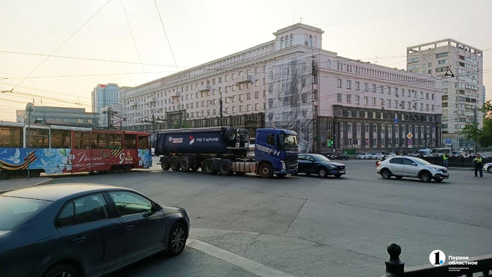 В центре Челябинска трамвай столкнулся с грузовиком и легковушкой