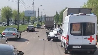 В Магнитогорске легковой автомобиль врезался в грузовик