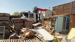 В Аргаяшском районе грузовик столкнулся со встречной машиной и наехал на жилые постройки