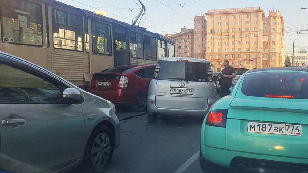 В центре Челябинска ДТП с трамваем и легковушкой спровоцировало еще два столкновения