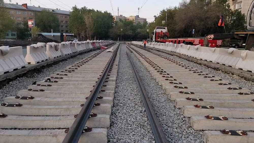 25-метровые рельсы укладывают при ремонте трамвайных путей в Челябинске