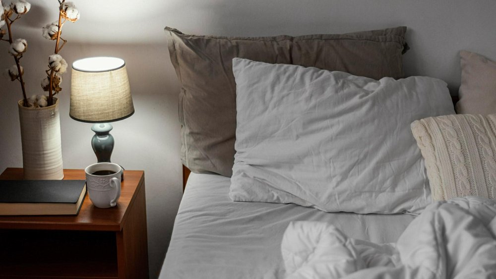 Зачем спать с двумя подушками