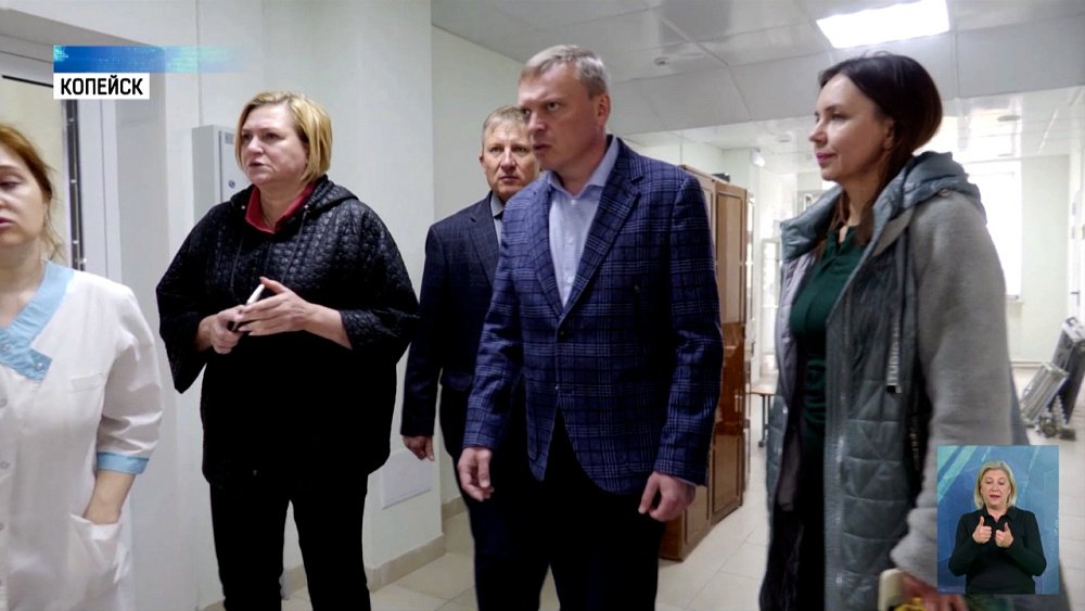 Глава города проверил ремонт поликлиник