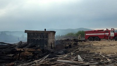 В поселке Вязовая местные жители помогали спасать населенный пункт от пожара