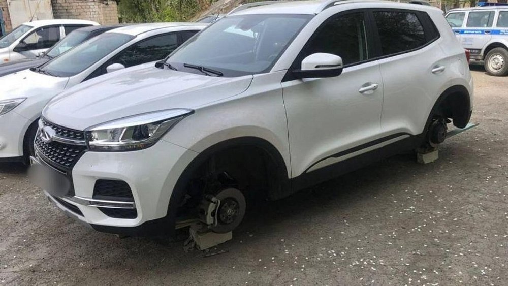 В одном из дворов Челябинска с иномарки украли четыре колеса