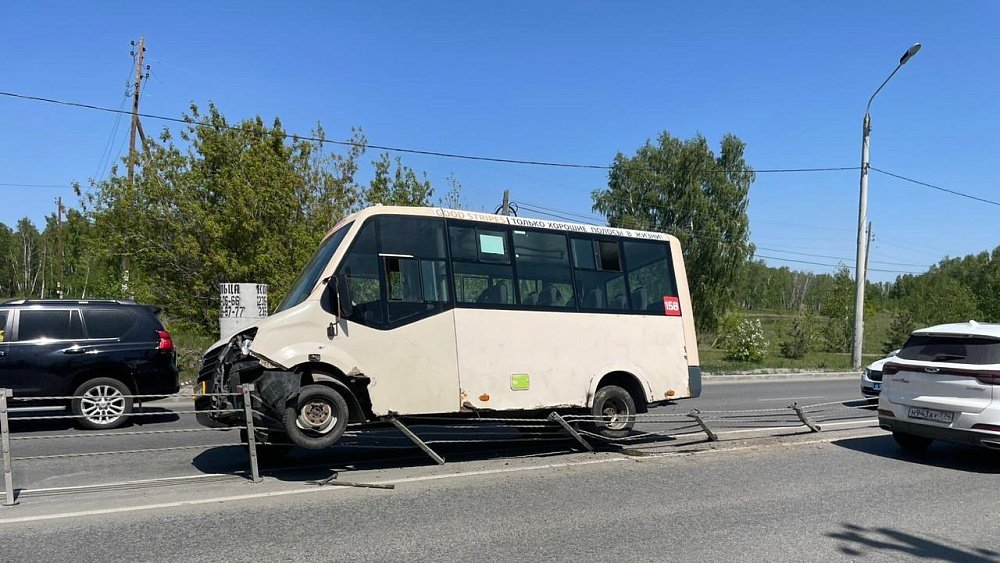 Маршрутка повисла на тросовом ограждении в Челябинске