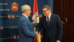 Алексей Текслер вручил Владимиру Мякушу медаль «За вклад в развитие Челябинской области»