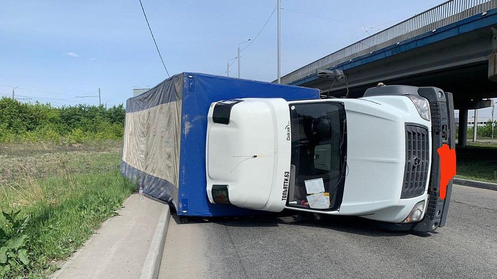 Автомобиль ГАЗ опрокинулся на повороте в Калининском районе Челябинска