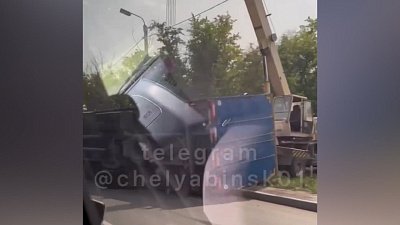 В Челябинске ГАЗель перевернулась и заблокировала движение