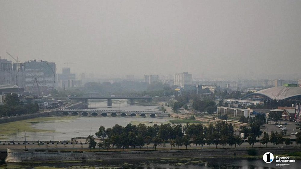 Властям Челябинска советуют больше поливать улицы из‑за гари от пожаров