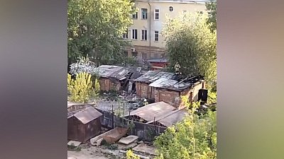 В Златоусте загорелись заброшенные хозпостройки