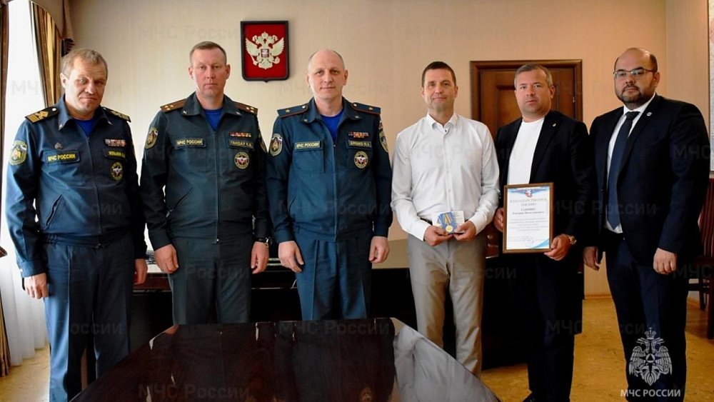 Челябинцев наградили за спасение 17 женщин и детей на озере Увильды