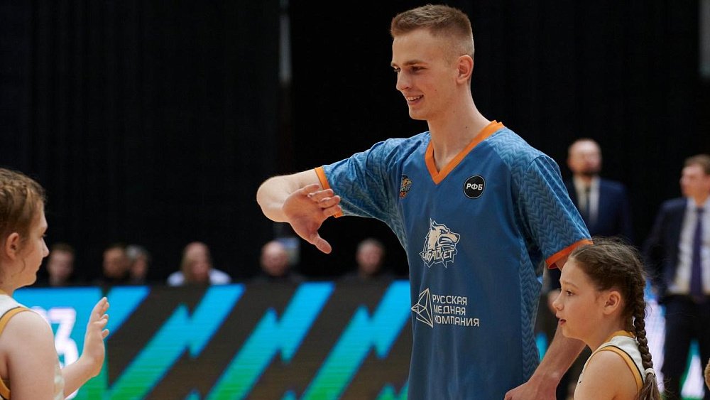 Игрок «Челбаскета» Никита Перцев стал наставником для юного баскетболиста