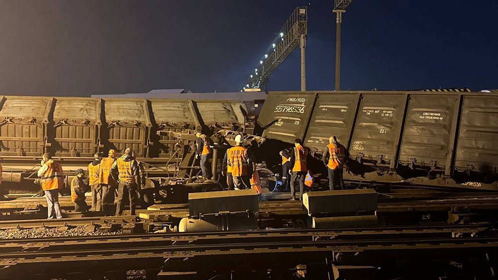 На железнодорожном вокзале Челябинска опрокинулись вагоны с щебнем