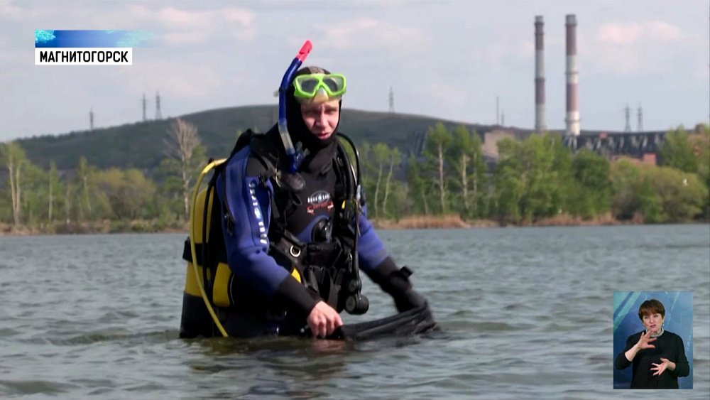 Водолазы очистили реку Урал от мусора