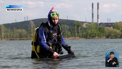 Водолазы очистили реку Урал от мусора