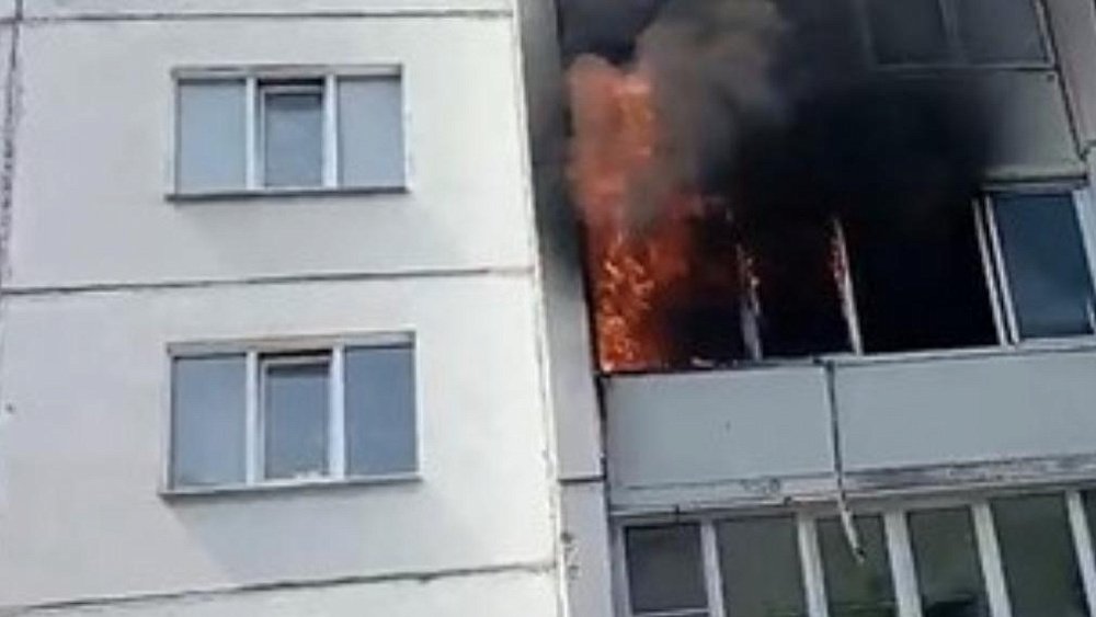 В Кыштыме из‑за непотушенной сигареты загорелся балкон в квартире