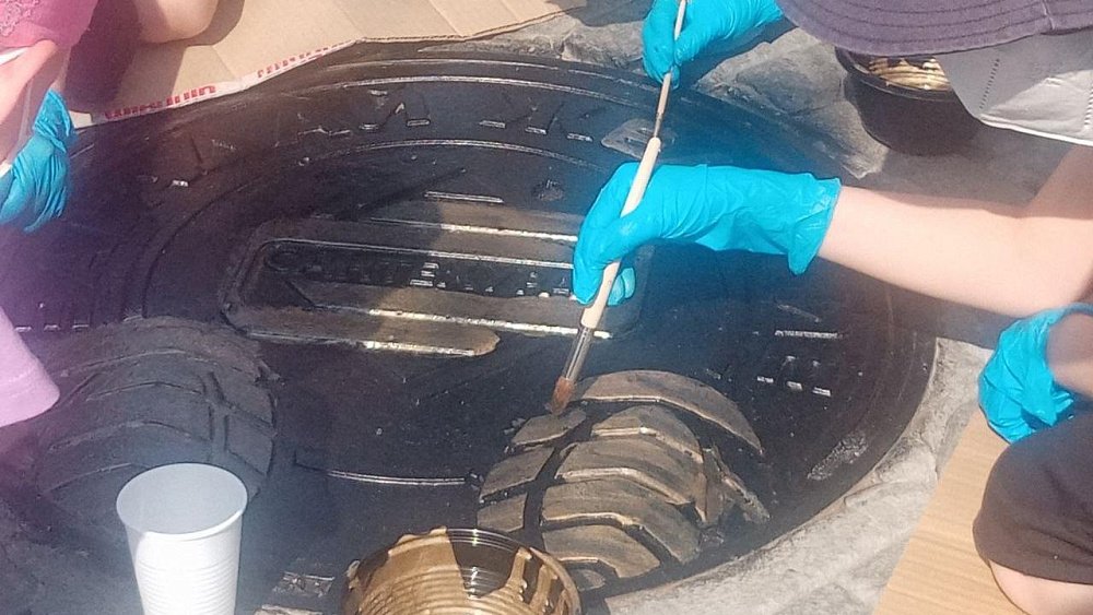 Трудные подростки раскрасили дизайнерские люки в центре Челябинска