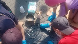 Трудные подростки раскрасили дизайнерские люки в центре Челябинска