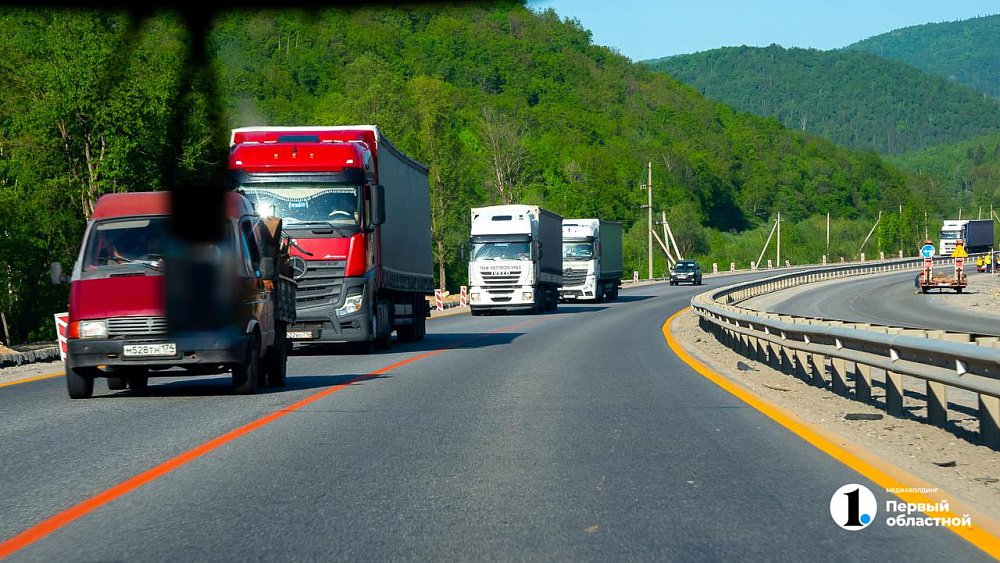 На трех трассах в Челябинской области ограничили движение для фур из‑за жары