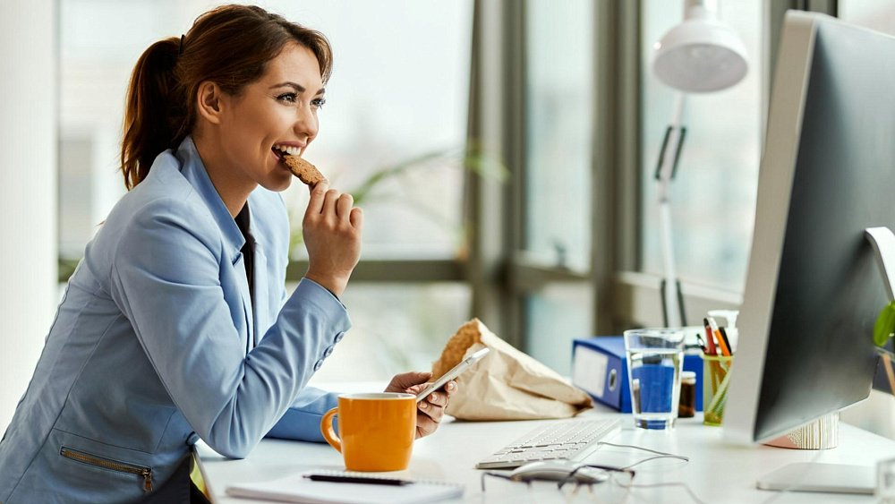 Как есть в офисе и не поправиться