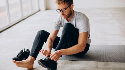 Справиться с потливостью ног может яблочный уксус