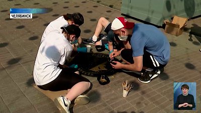 В центре Челябинска дети разукрасили люки
