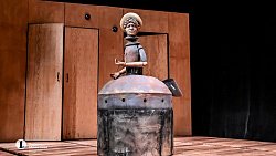 В Челябинске поставили спектакль для взрослых с механическими куклами