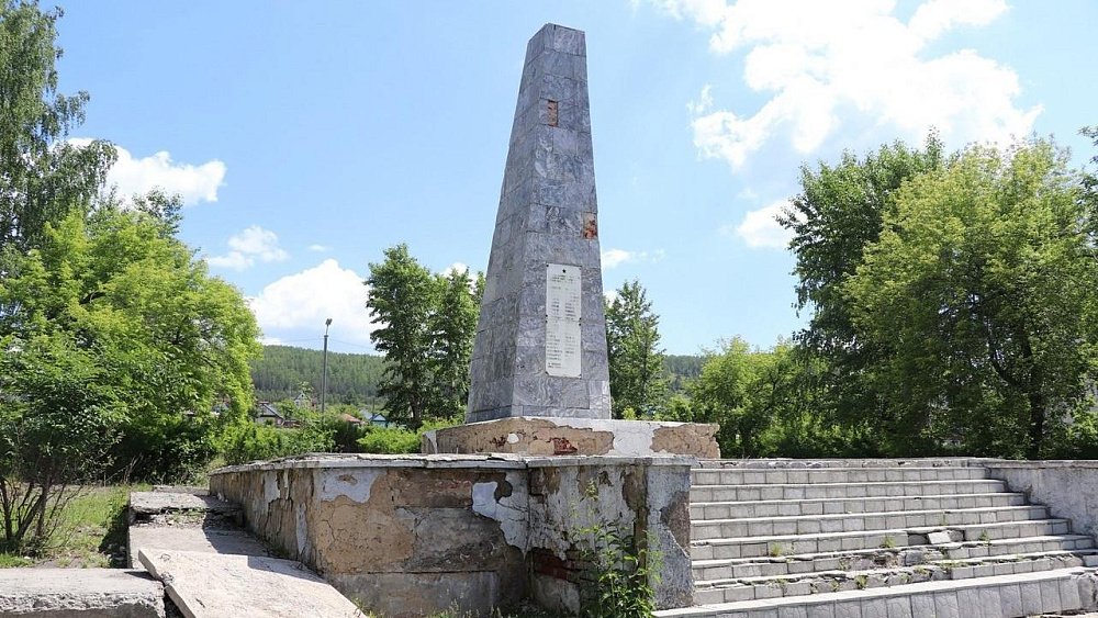 Разрушающийся памятник на братской могиле в Миассе заинтересовал главу СК