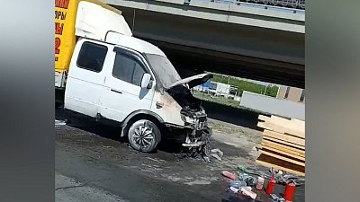 Горящий грузовой автомобиль в Челябинске попал на видео