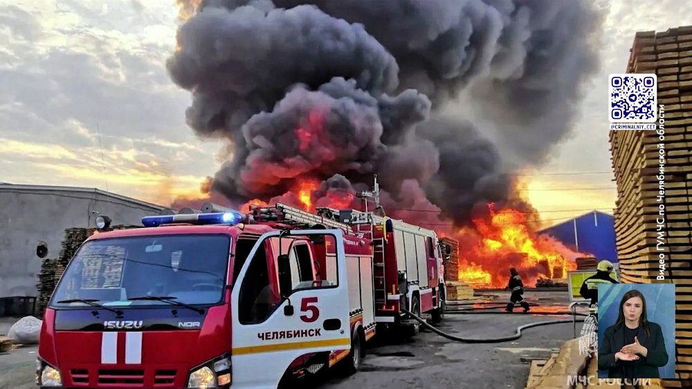 В Челябинске загорелся склад с пиломатериалами