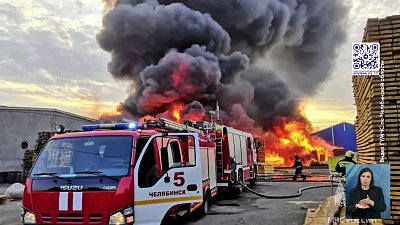 В Челябинске загорелся склад с пиломатериалами