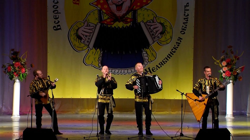 Алексей Кнышенко приветствует зрителей