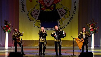 Алексей Кнышенко приветствует зрителей