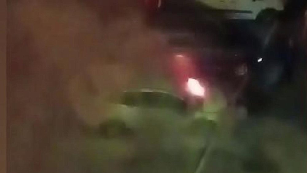 В челябинском микрорайоне неизвестный поджег припаркованное авто