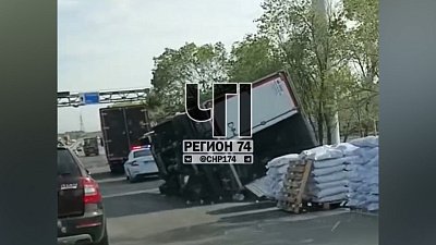 В Челябинске грузовой автомобиль перевернулся на проезжую часть