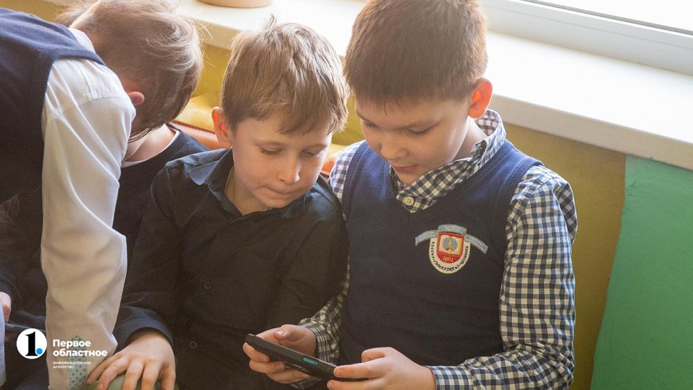 Депутат Госдумы Яна Лантратова готова бороться за запрет сотовых телефонов в школах